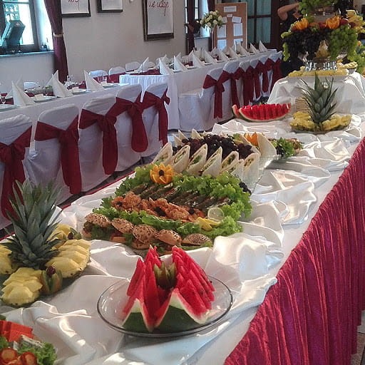 Restauracyjne wykwintne stoły.jpg